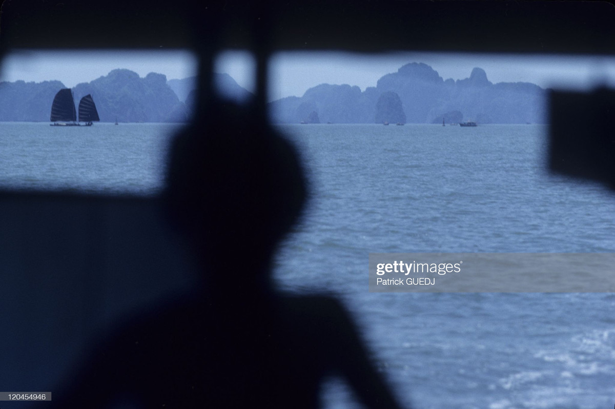 Khung cảnh nhìn tử du thuyền trên vịnh Hạ Long.