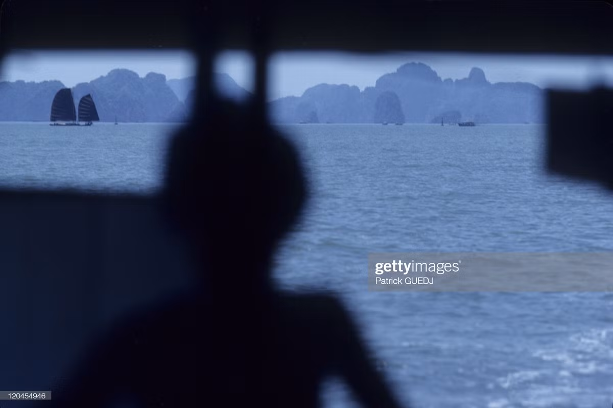 Khung cảnh nhìn tử du thuyền trên vịnh Hạ Long.