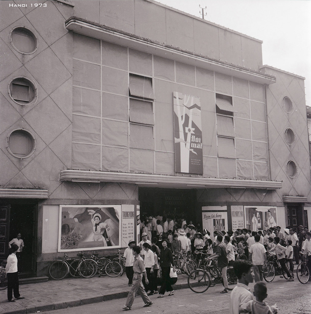 Người dân đi xem cải lương ở rạp Công Nhân trên phố Tràng Tiền - tên cũ là rạp Eden và phố Paul Bert - Hà Nội năm 1973.