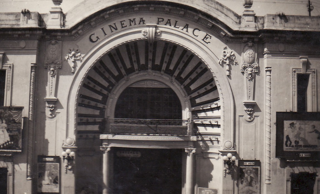 Cận cảnh chi tiết kiến trúc ở cổng rạp Cinéma Palace, 1934.
