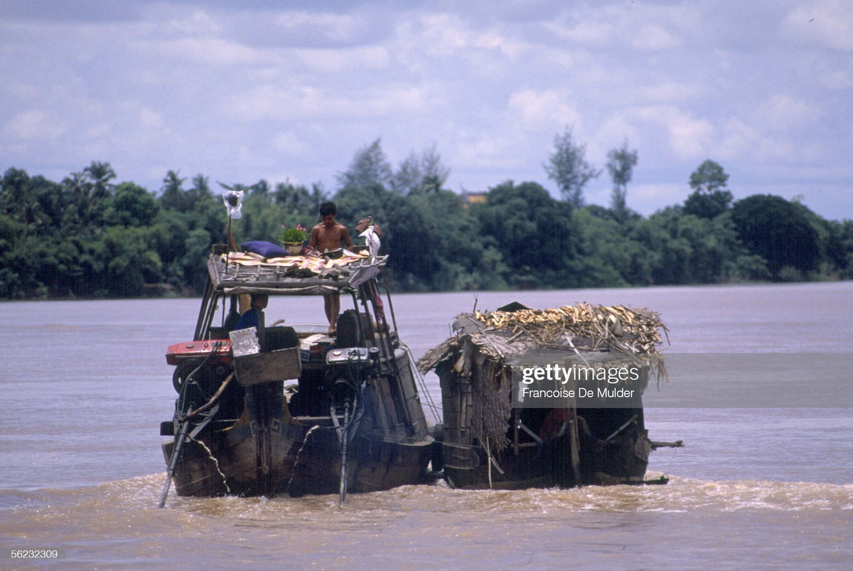 Con thuyền trên sông Bassac, gần Phnom Penh, phía xa là cù lao Koh Kor.