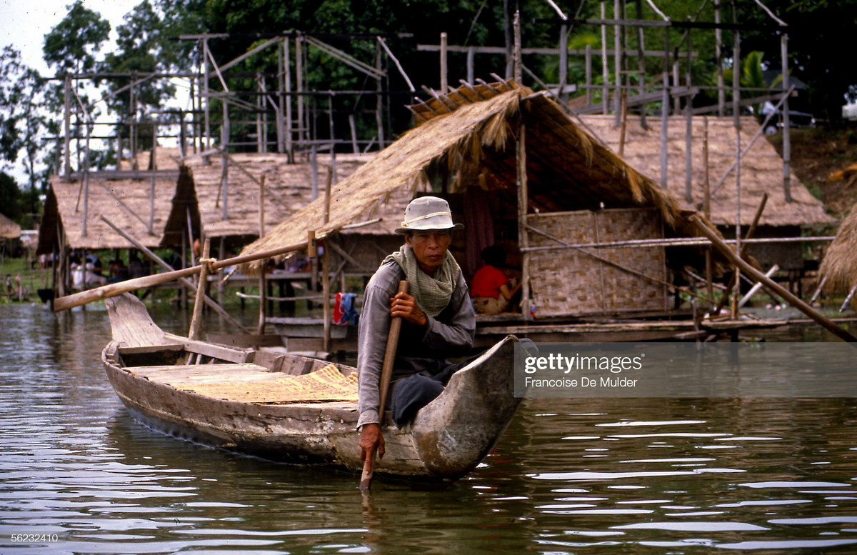 Người đàn ông chèo thuyền ở làng nổi Koki.