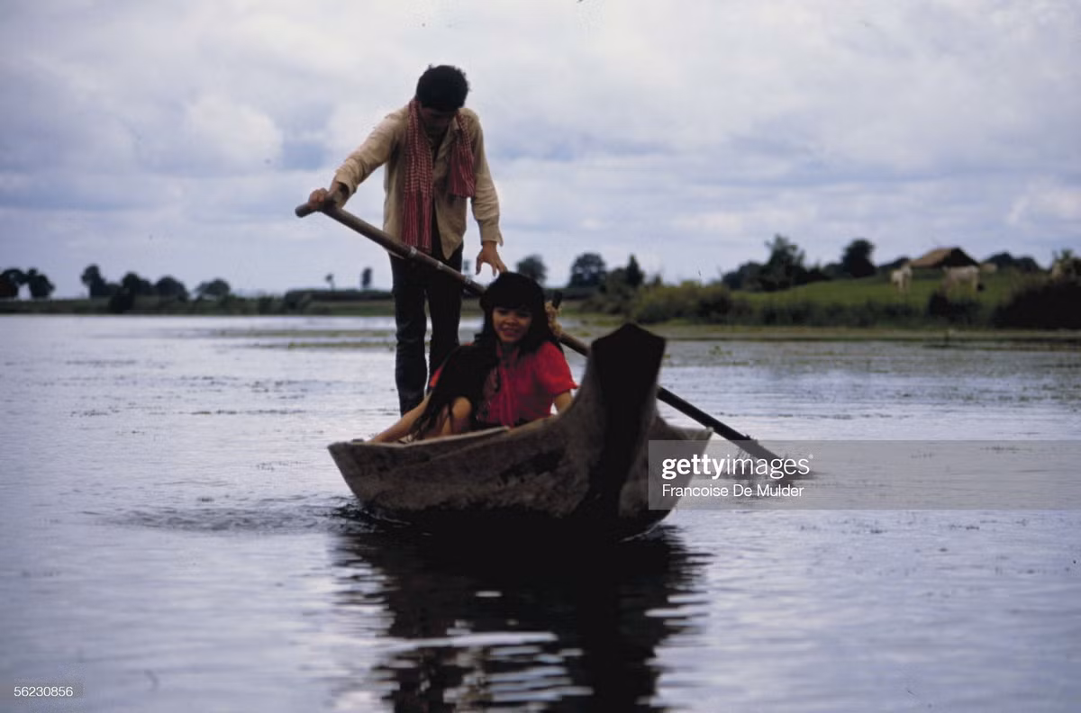 Người mẹ và con gái trên con đò nhỏ.