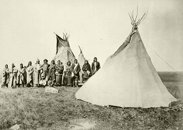 Mùa hè năm 1862 là giai đoạn đặc biệt khó khăn đối với người Dakota. Phần lớn mùa màng của họ đã bị sâu bọ phá hủy và nhiều gia đình đã phải đối mặt với nạn đói.