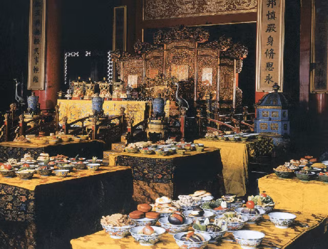 Can Long moi 3.000 bo lao du yen tiec: Ra ve lan luot mat mang