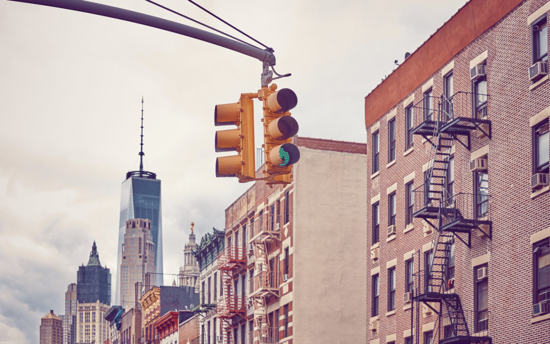 Tín hiệu đèn dành cho người đi bộ bắt đầu xuất hiện ở Mỹ trong thập niên 1930. Ngày nay, đèn giao thông đã trở thành hình ảnh quen thuộc gắn hầu hết các đô thị trên thế giới.