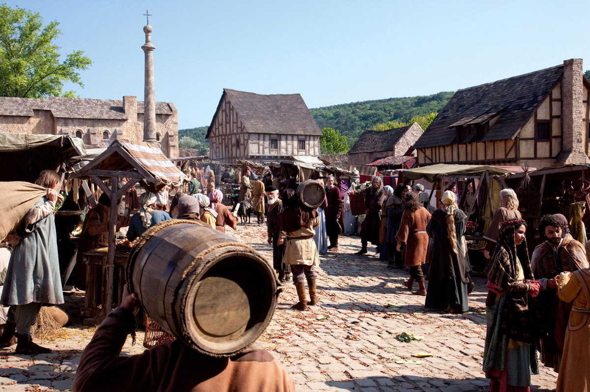 Ngược dòng thời gian, tình trạng ùn tắc giao thông đã xuất hiện ngay cả khi con người chưa phát minh ra xe ôtô. Trong nhiều thế kỷ, xe ngựa kéo và người đi bộ đã chen chúc nhau trên nhiều đường phố châu Âu.