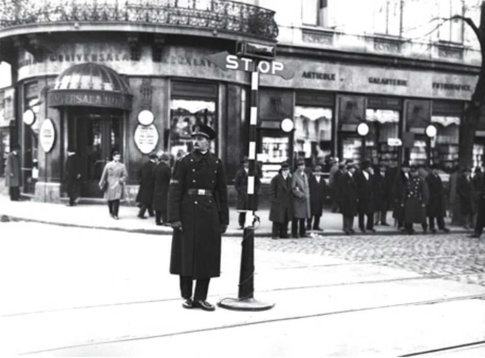 Đầu thế kỷ 20, nhiều ý tưởng sáng chế liên quan đến đèn giao thông ra đời. Năm 1910, Ernest Sirrine, nhà phát minh người Mỹ, giới thiệu đèn giao thông điều khiển tự động ở Chicago, Mỹ.