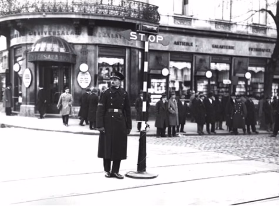 Đầu thế kỷ 20, nhiều ý tưởng sáng chế liên quan đến đèn giao thông ra đời. Năm 1910, Ernest Sirrine, nhà phát minh người Mỹ, giới thiệu đèn giao thông điều khiển tự động ở Chicago, Mỹ.