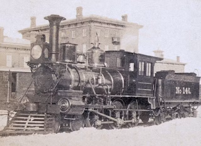 Tuy nhiên, những cột đèn giao thông đầu tiên lại xuất hiện trong ngành đường sắt. Đó là vào thập niên 1860, khi nhà quản lý đường sắt tại Anh John Peake Knight đưa ra giải pháp để kiểm soát giao thông trong ngành đường sắt.