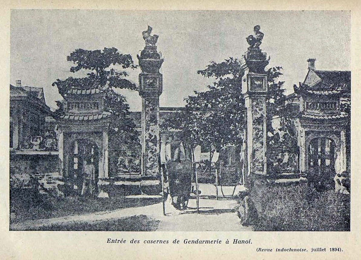 Cổng doanh trại Hiến binh ở Hà Nội, 1894.
