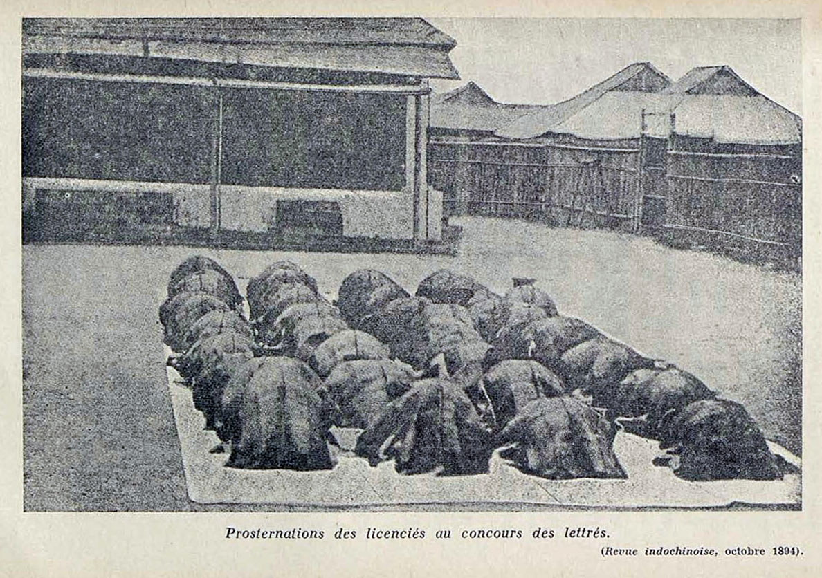 Những người trúng tuyển kỳ thi Hương làm lễ bái.