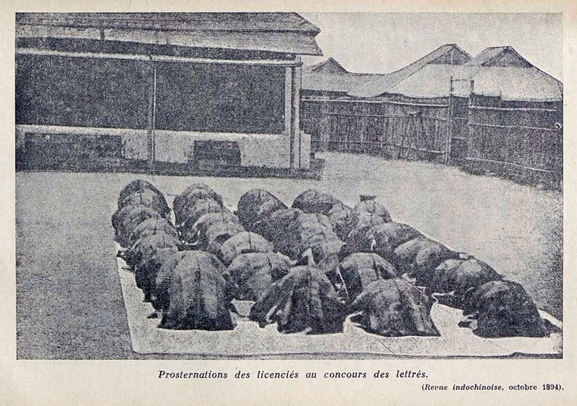 Những người trúng tuyển kỳ thi Hương làm lễ bái.