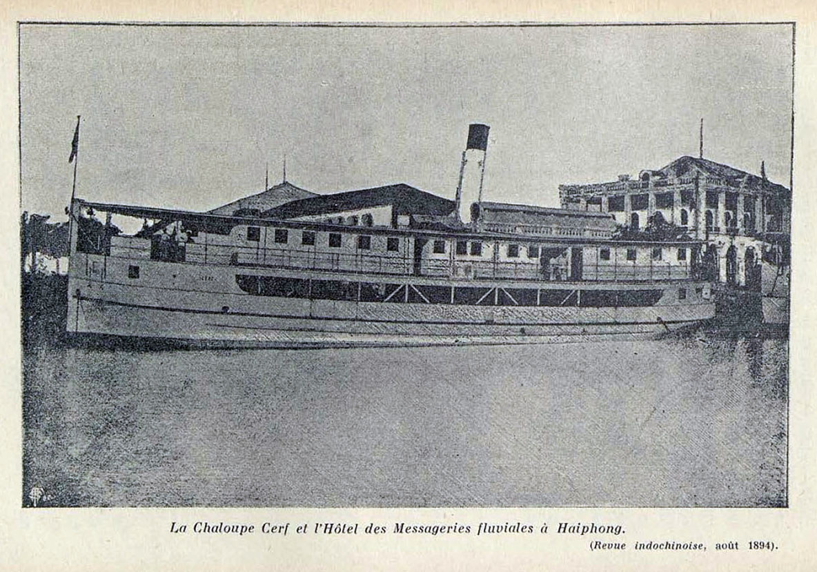 Khung cảnh bến Bính Hải Phòng với con tàu lớn và khách sạn của hãng vận tải đường sông Messageries Fluviales trên bờ sông, 1894.