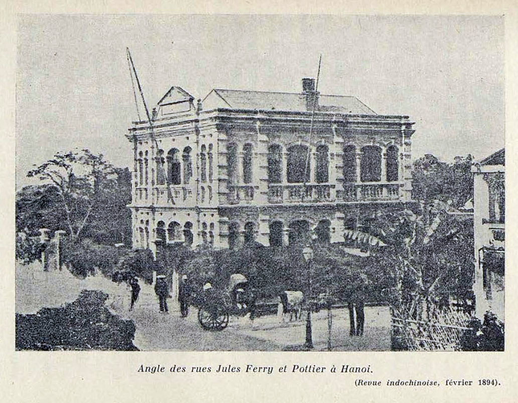 Góc phố Jules Ferry - Pottier, nay là góc Hàng Trống - Bảo Khánh, Hà Nội năm 1894.