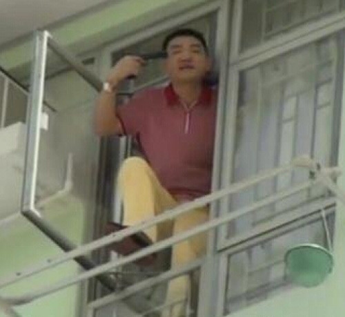 Ông Lý Đức Nhân cầm súng dí vào đầu dọa tự sát khi cảnh sát tới vây khu nhà ông ở.