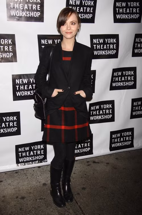 Christina Ricci, luôn tự hào về chiều cao 1m55 của mình thế nên cô không hề tự ti mỗi khi đứng cạnh những bạn diễn chân dài hoặc cao lớn.