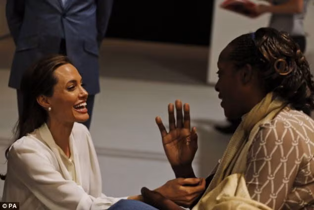 Angelina nói chuyện thân mật với Neema Namadamu, đại biểu của Congo.