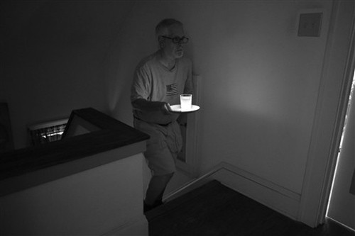 Chi tiết ly sữa pha thuốc độc khiến khán giả thót tim trong phim Suspicion.