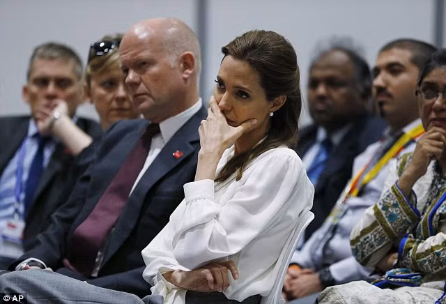 Jolie chăm chú lắng nghe bài phát biểu của một đại biểu tham gia hội nghị