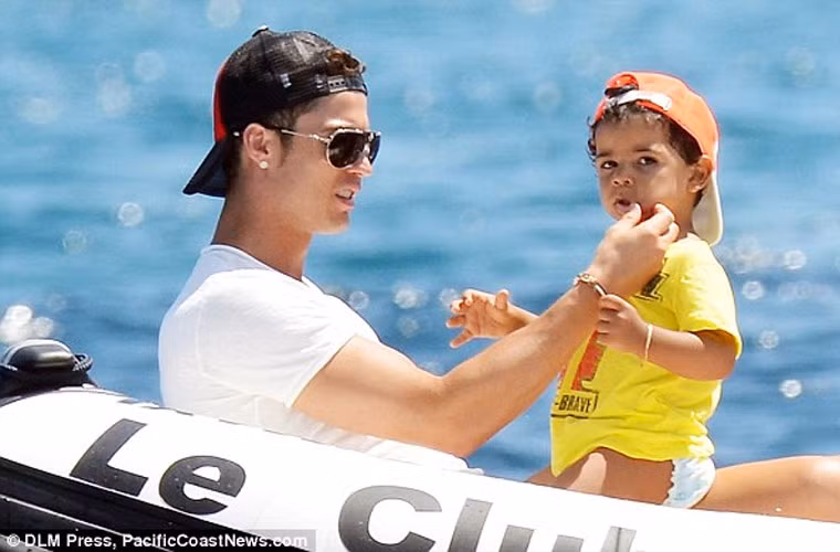 Tháng 6/2010, Cristiano Ronaldo khiến các fan sốc khi tiết lộ anh là cha của một bé trai và anh toàn quyền chăm sóc và nuôi dạy con trai. Báo chí cho hay, Ronaldo trở thành ông bố ngoài ý muốn khi làm một cô hầu bàn nghèo người Mỹ mang thai. Cô này đã liên hệ với Ronaldo sau khi phát hiện mình mang thai và tiến hành thử DNA để khẳng định anh này là cha đứa bé.