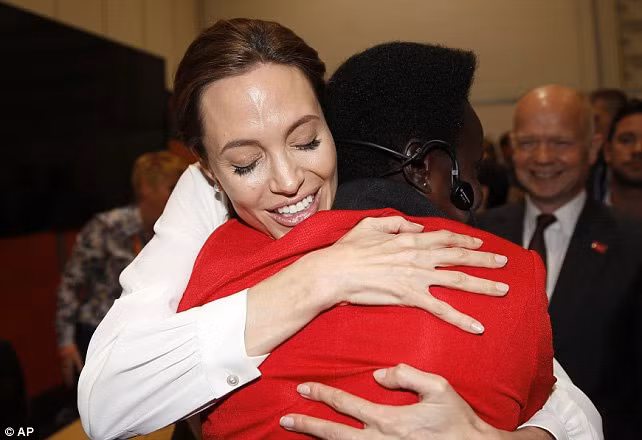 Angelina bày tỏ tình cảm với đại biểu Esther Ruth Atim, Uganda sau buổi hội thảo ngày thứ hai.