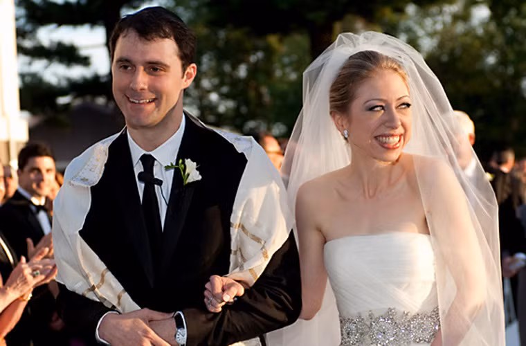 Đám cưới con gái cựu tổng thống Mỹ Bill Clinton, Chelsea Clinton và Marc Mezvinsky ngày 31/7/2010, tốn 4,8 triệu USD trong đó chi phí lớn nhất dành cho đội an ninh.