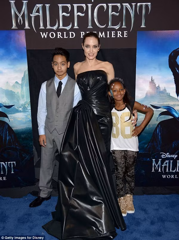 Angelina cùng Maddox và con gái nuôi Zahara trong buổi công chiếu Maleficent.