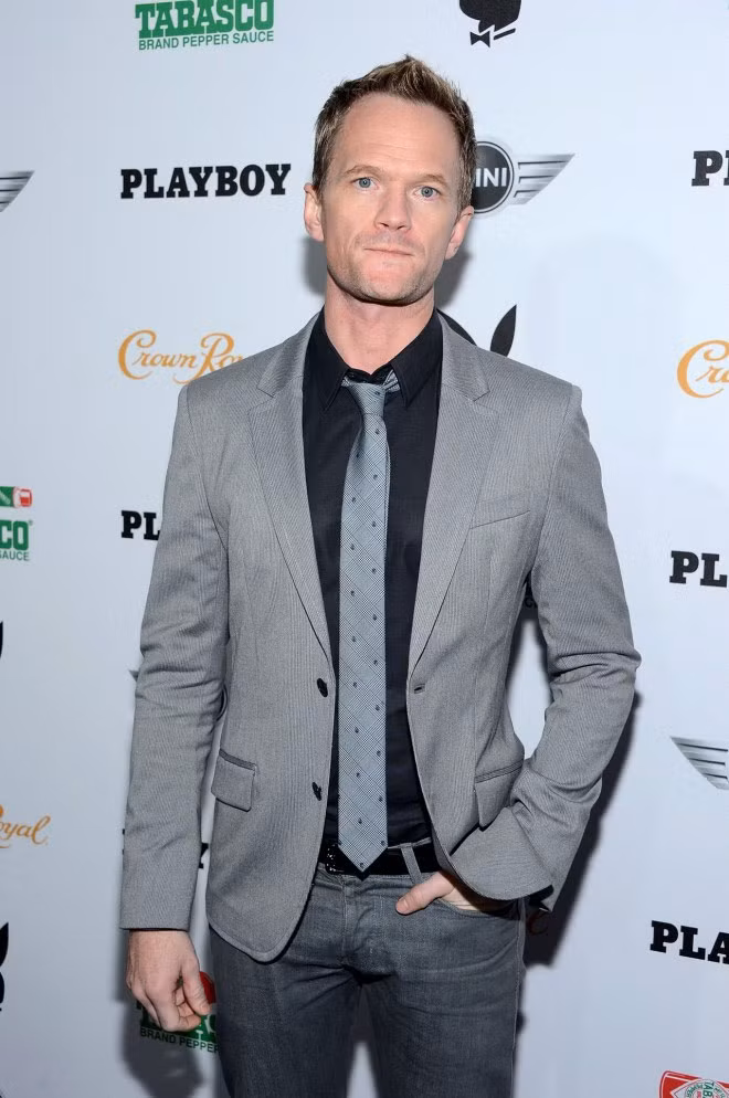 Năm 2006 Neil Patrick Harris tự hào tuyên bố anh là gay để xóa tan mọi tin đồn. Nam diễn viên 40 tuổi vừa hoàn thành vai diễn dài hơi trong series phim truyền hình ăn khách How I Met Your Mother và là một MC rất ăn khách. Tài sản hiện có của anh khoảng 20 triệu USD.