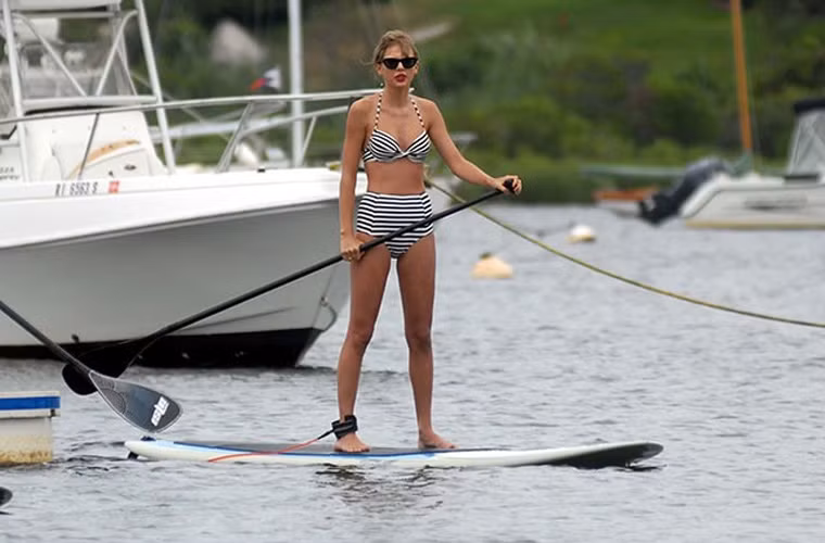 Mặc bộ bikini cạp cao kiểu vintage, đôi chân của Swift lại như dài hơn.