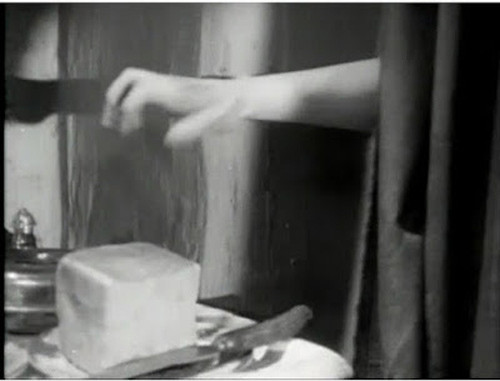 Một cảnh rùng rợn trong Blackmail.