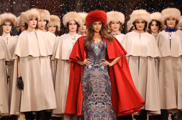 Cô là người mẫu vedette, dẫn dàn mẫu ra chào khán giả trong màn cuối cùng của show diễn.