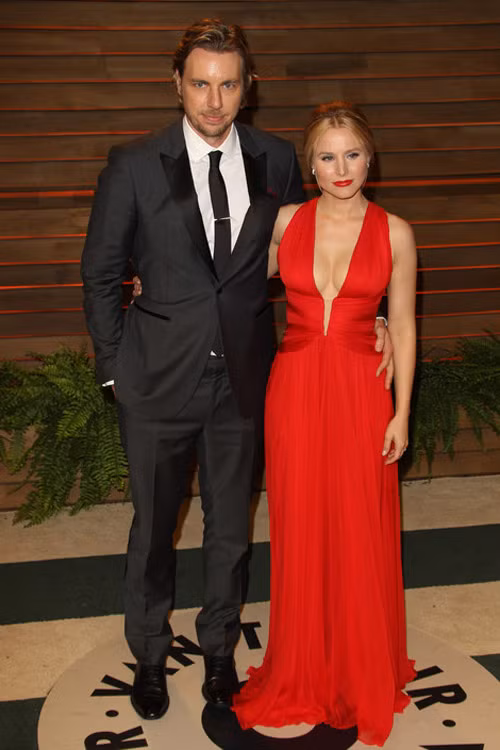 Cao 1m55, Kristen Bell cũng chới với khi đứng cạnh bạn đời Dax Shepard cao gần 1m90, nhưng vóc dáng nhỏ bé đó chẳng là trở ngại cho cô trong nghề diễn.