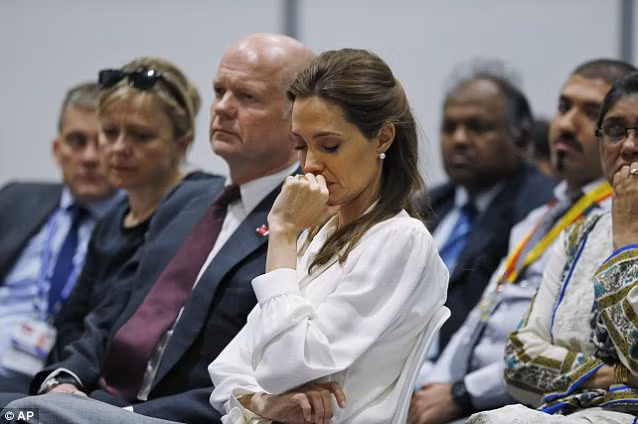 Cô đã rơi lệ khi nghe nạn nhân của những vụ hãm hiếp tâm sự về những trải nghiệm đau đớn của họ.