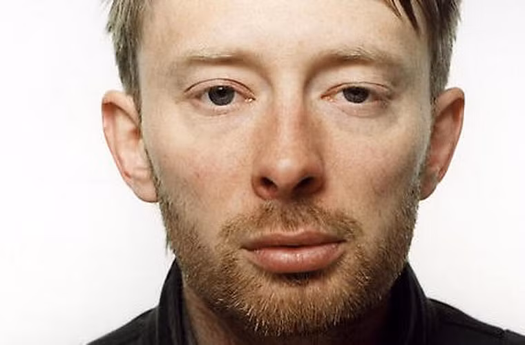Đã không sở hữu gương mặt ăn ảnh, ca sĩ, nhạc sĩ người Anh Thom Yorke còn bị đôi mắt lác làm xấu thêm.