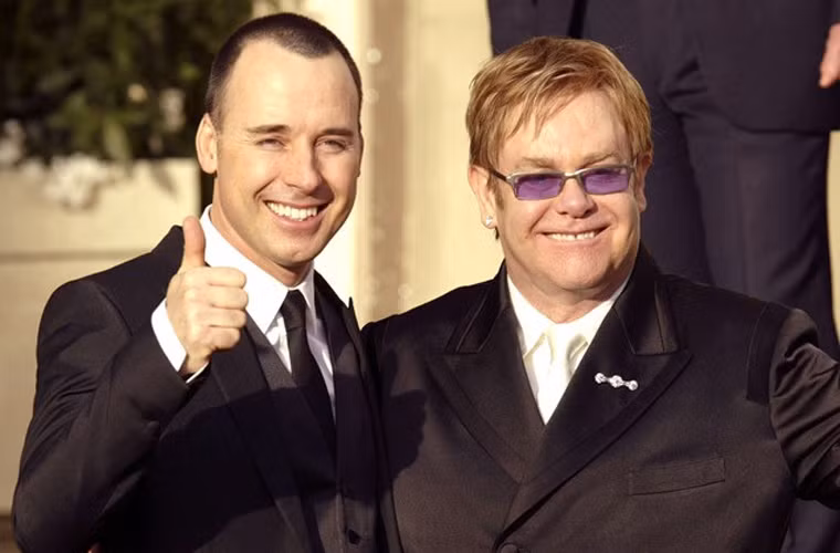 Elton John và người tình đồng tính David Furnish kết hôn ngày 21/12/2005 ngay sau khi Anh cho phép kết hôn đồng tính. Đám cưới với hơn 600 khách mời tại lâu đài Windsor tốn kém của ngôi sao ca nhạc 2 triệu USD.