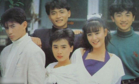 Hoan Hoan từng là bạn và cộng tác với nhóm nhạc Tiểu Hổ Đội của Tô Hữu Bằng, Ngô Kỳ Long và Trần Chí Bằng.