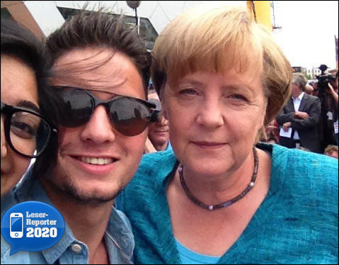Thủ tướng Đức Angela Markel vui vẻ cùng người hâm mộ.