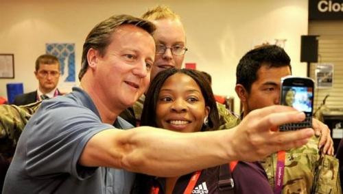 Thủ tướng Anh chụp ảnh với các tình nguyện viên Olympic London 2012.