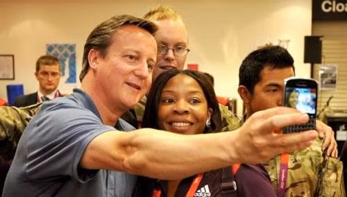 Thủ tướng Anh chụp ảnh với các tình nguyện viên Olympic London 2012.