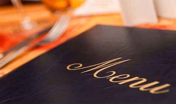 Qua tay không biết bao nhiêu người khiến bảng menu nhà hàng bẩn hơn toilet 100 lần.