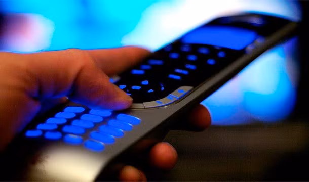 Trong rất nhiều gia đình, chiếc điều khiển ti vi là vật dụng bẩn nhất.