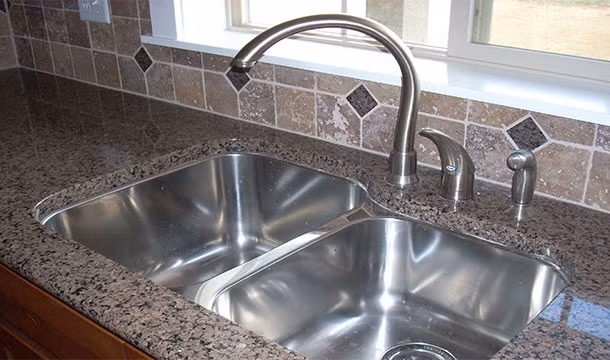 Hãy chăm chút cho bồn rửa bát nhiều hơn bạn nhé.