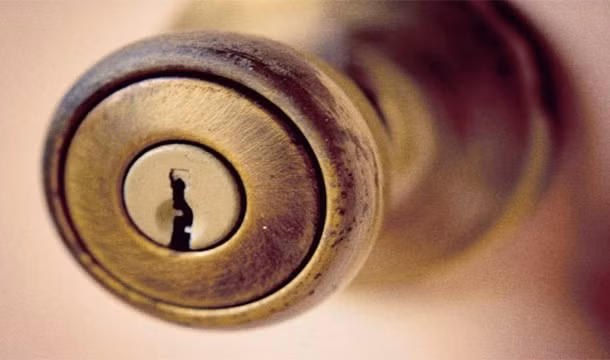 Tay là một trong những bộ phận bẩn nhất trên cơ thể người, và ai cũng phải dùng tay để mở khóa. Vì vậy, ổ khóa bẩn là điều dễ hiểu.