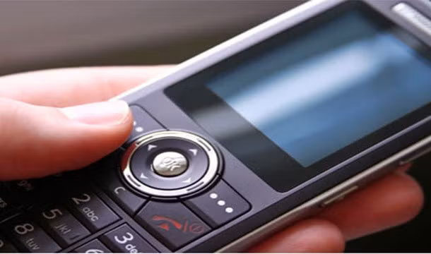 Chiếc điện thoại mà bạn luôn áp vào má mỗi khi nghe thực ra bẩn hơn bồn cầu tới 10 lần.