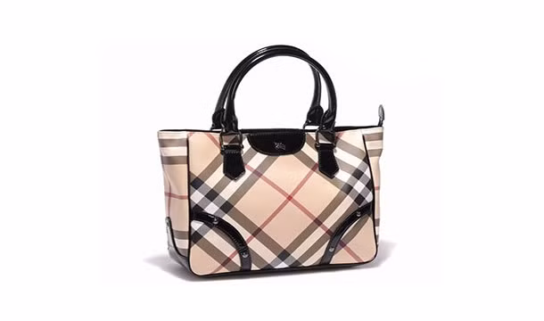 Là nơi đựng tiền, điện thoại và nhiều vật dụng cá nhân khác nên túi của bạn cũng cần thường xuyên “tắm rửa”.