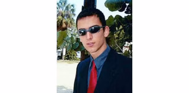 Jonathan James phải chịu án tù ngay ở độ tuổi vị thành niên do xâm nhập trái phép vào mạng và hệ thống máy tính. 20 tuổi, James thừa nhận đã cài đặt một backdoor bất hợp pháp trong một máy chủ ở Virginia để truy cập khoảng 300 người sử dụng Internet, đặc biệt là nhân viên DRTA và quân nhân.