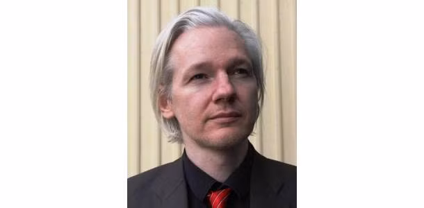 Trước khi trở thành người sáng lập WikiLeaks, Julian Assenge Paul trẻ từng là một hacker lừng lẫy. Ở tuổi 16, Paul đã tham gia nhóm phá hoại quốc tế và tấn công hệ thống máy tính dưới bút danh “Mendax”.