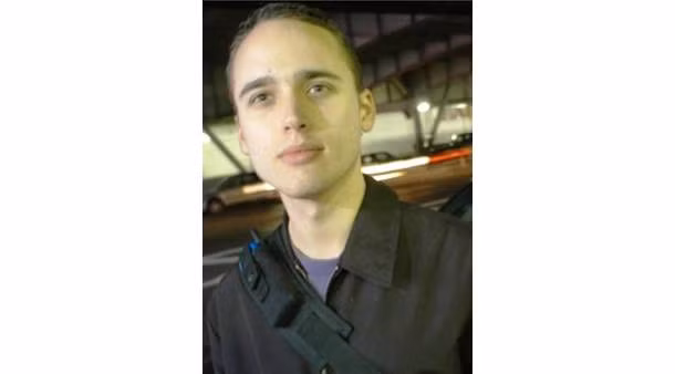 Adrian Lamo từng đột nhập thành công vào một số mạng máy tính cao cấp như The New York Times, Yahoo!, và Microsoft. Lamo cũng khá nổi tiếng với việc điều hành mạch cảnh giới Inside-AOL.com.