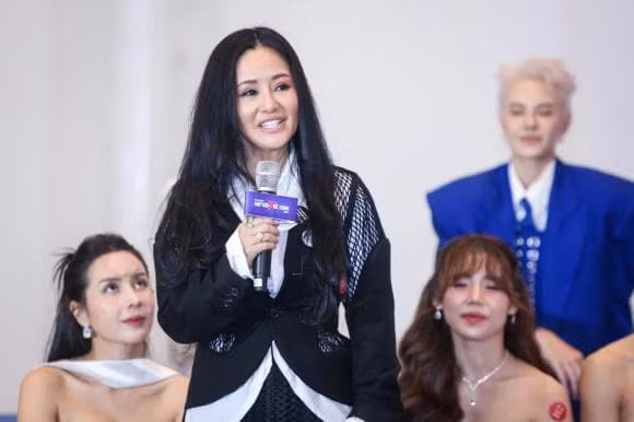 Diva Hồng Nhung nói gì khi được góp ý tại 'Chị đẹp đạp gió rẽ sóng'? - Hình 2 Diva Hong Nhung noi gi khi duoc gop y tai 'Chi dep dap gio re song'?-Hinh-2